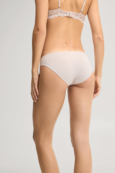 Leads to product detail page "Lace briefs in light pink"
