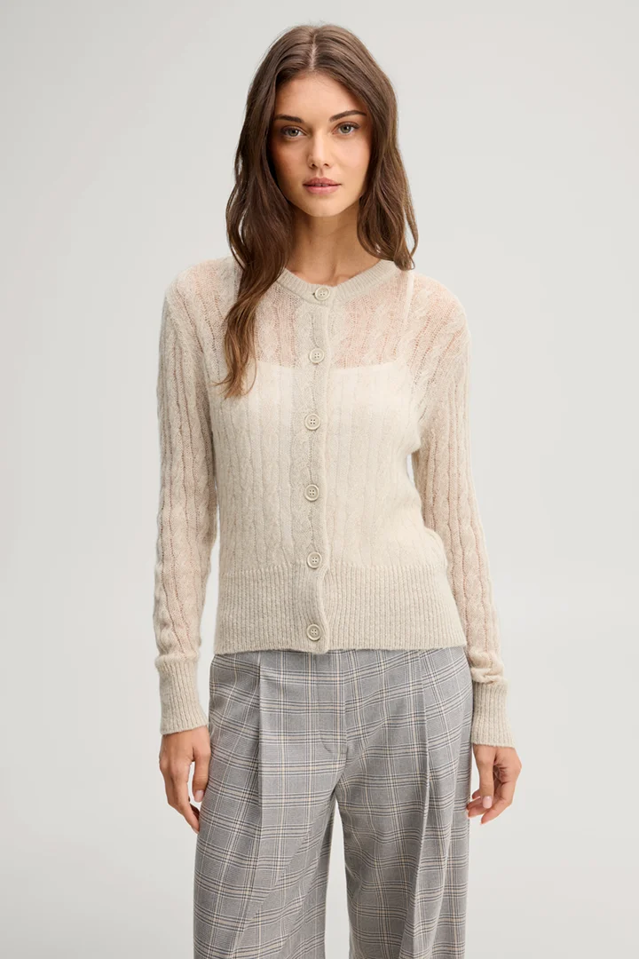 Führt zu Produktdetailseite „Alpaca-wool blend cardigan with a cable knit pattern in greige"