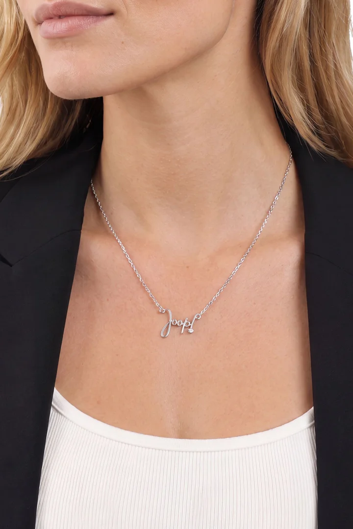 Leads to product detail page "Silver necklace with pendant"