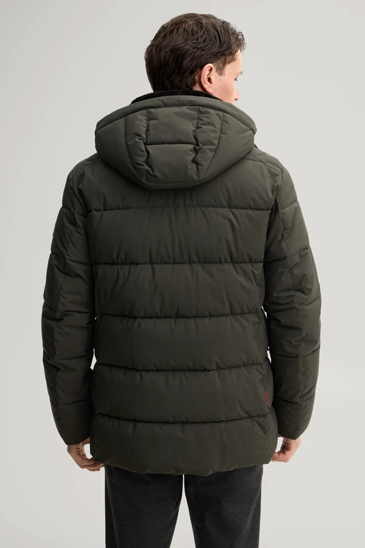 Leads to product detail page "Dark green parka"