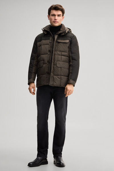 Leads to product detail page "Dark green parka"