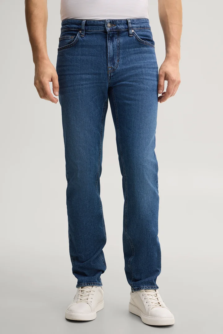 Leads to product detail page "Blue jeans"