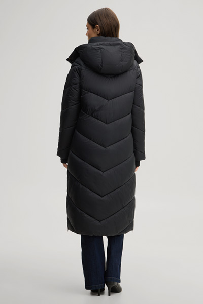 Führt zu Produktdetailseite „Maxi-Steppmantel in Schwarz"