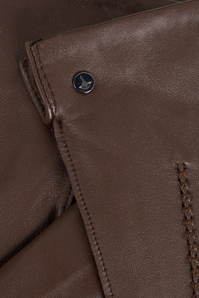 Leads to product detail page "Gloves in Dark Brown"