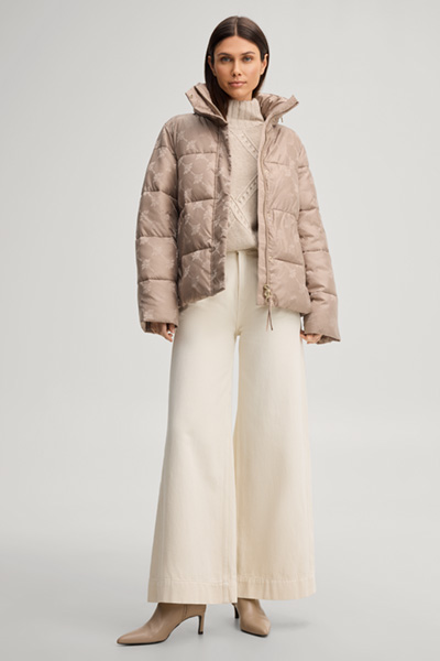 Leads to product detail page "Beige patterned cornflower quilted jacket"