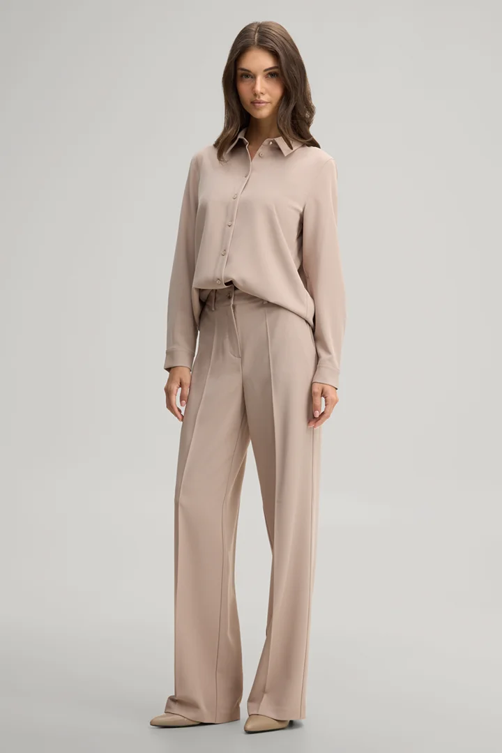 Leads to product detail page "Beige shirt"