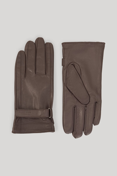 Leads to product detail page "Gloves in Dark Brown"