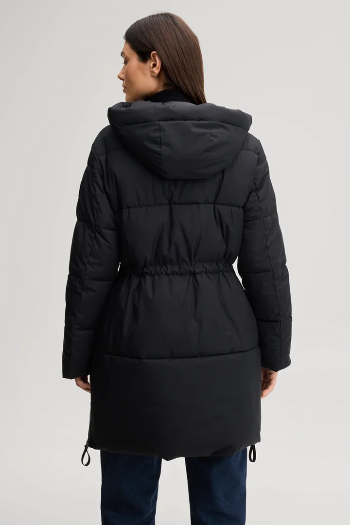 Leads to product detail page "Black parka"