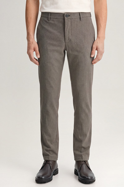 Leads to product detail page "Patterned beige chinos"