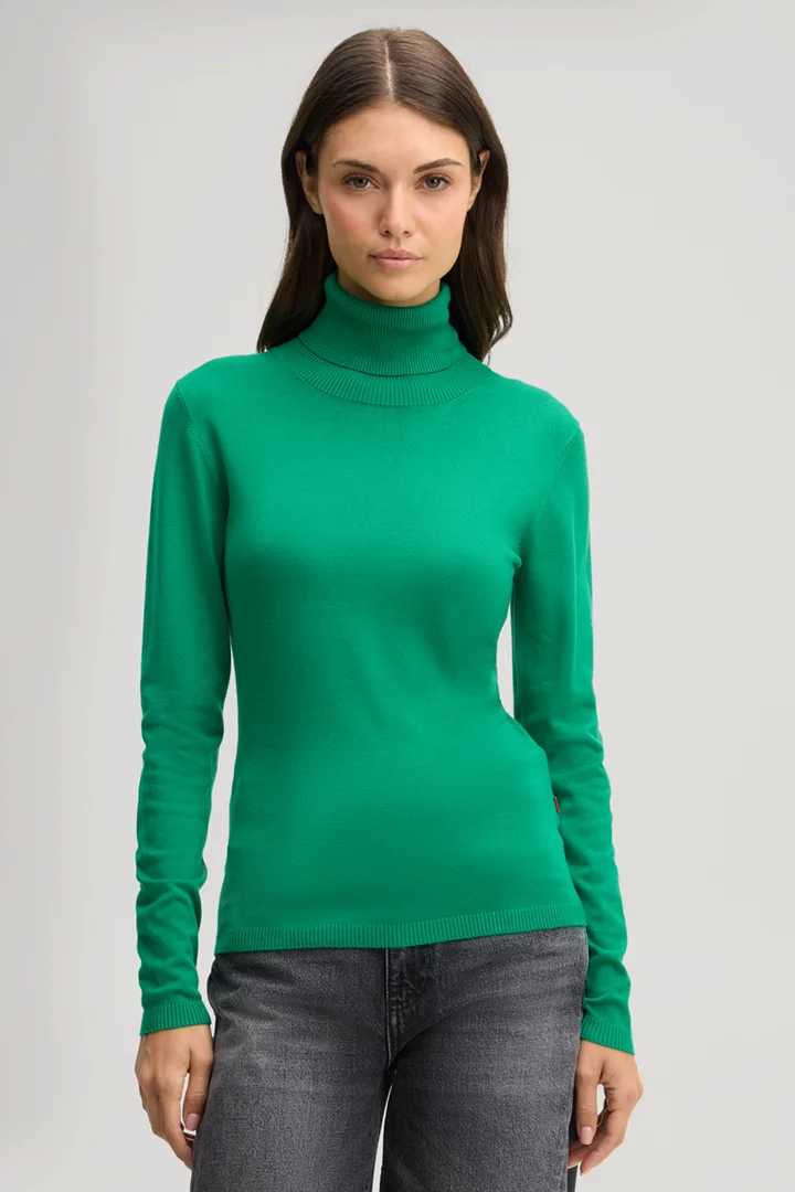Leads to product detail page "Viscose turtleneck jumper in green"