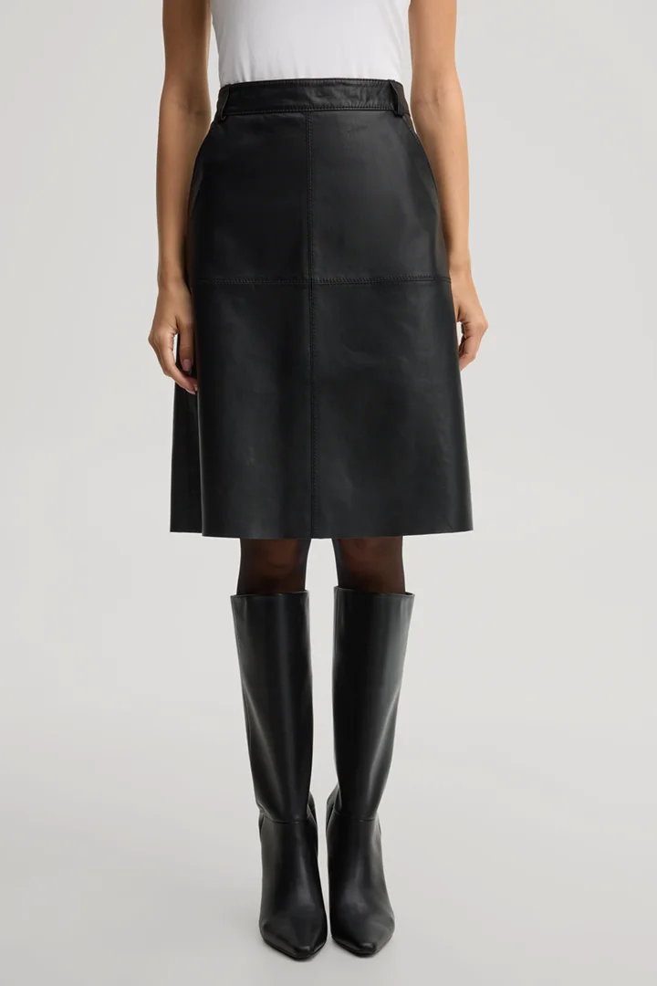 Leads to product detail page "Black leather skirt"