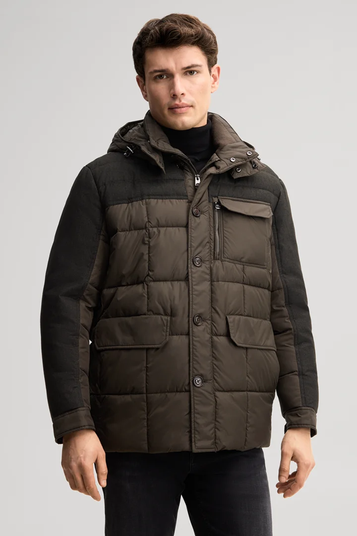 Leads to product detail page "Dark green parka"