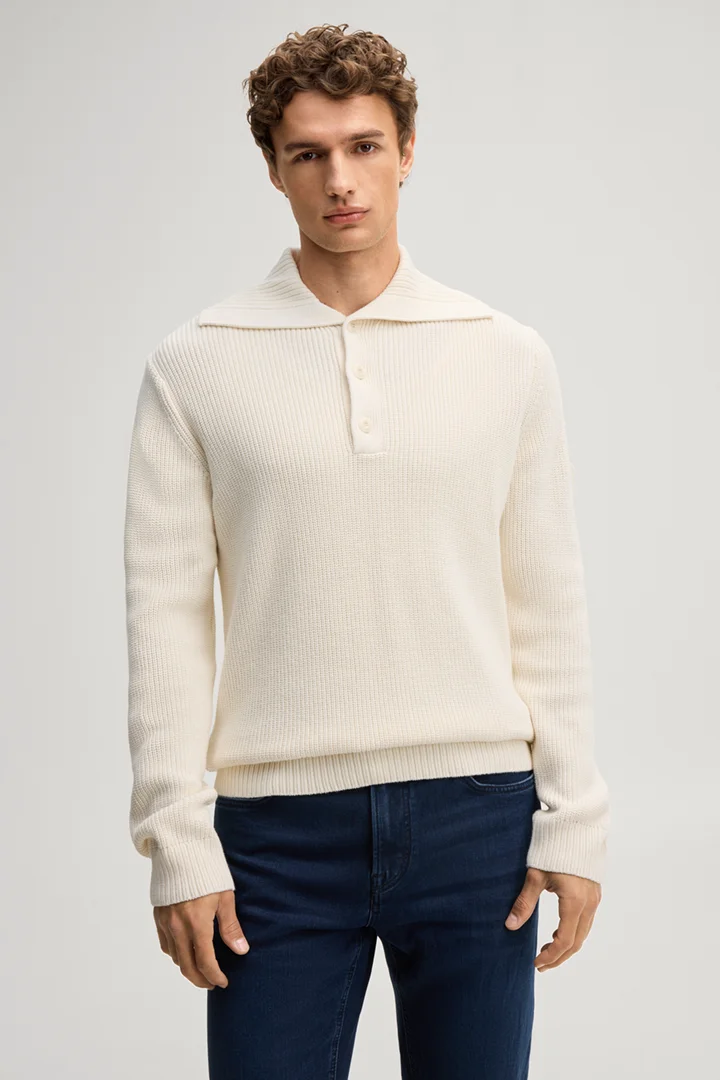 Leads to product detail page "Offwhite cotton jumper"