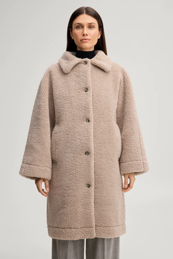 Leads to product detail page "Oversized teddy coat in greige"