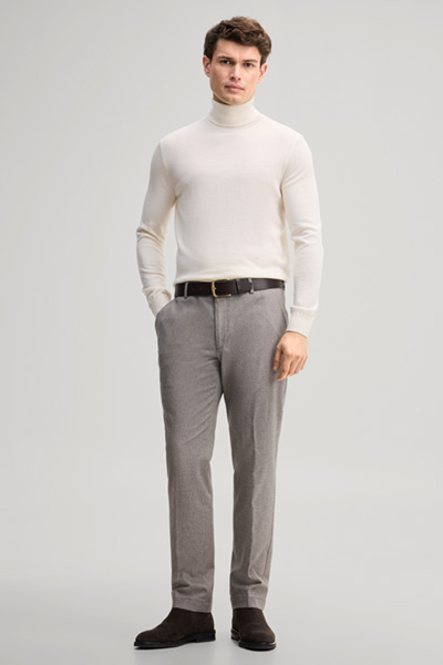 Leads to product detail page "Trousers in light brown"