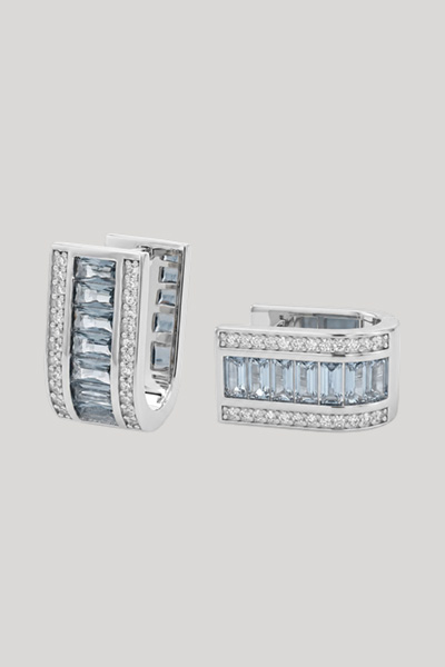 Leads to product detail page "Silver hoop earrings"