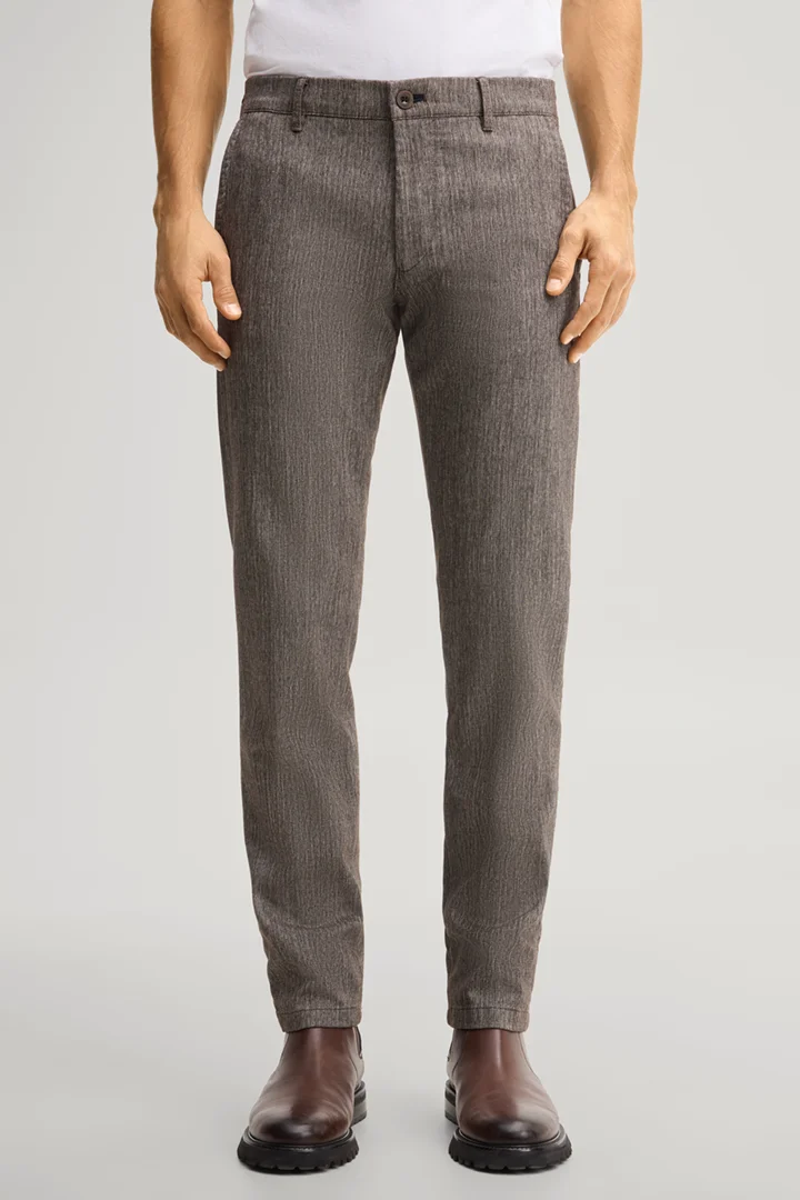 Leads to product detail page "Dark brown chino trousers"