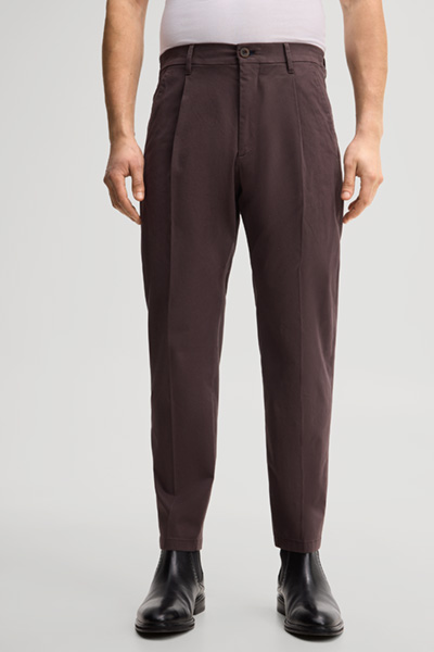Leads to product detail page "Dark brown chinos"