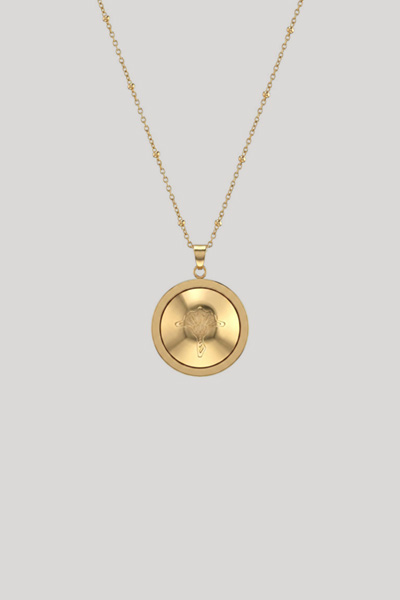 Leads to product detail page "Gold necklace with pendant"