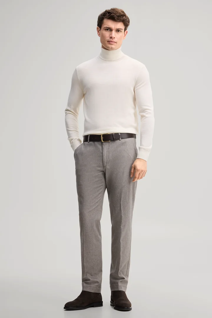 Leads to product detail page "Trousers in light brown"