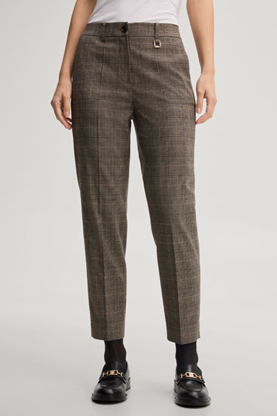 Leads to product detail page "Cigarette trousers in beige and black checked pattern"