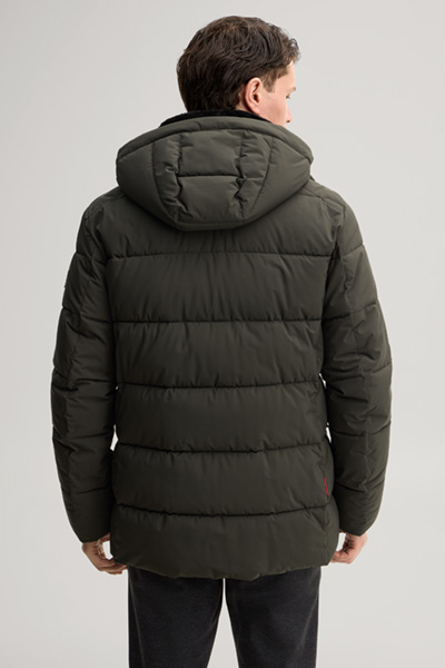 Leads to product detail page "Dark green parka"