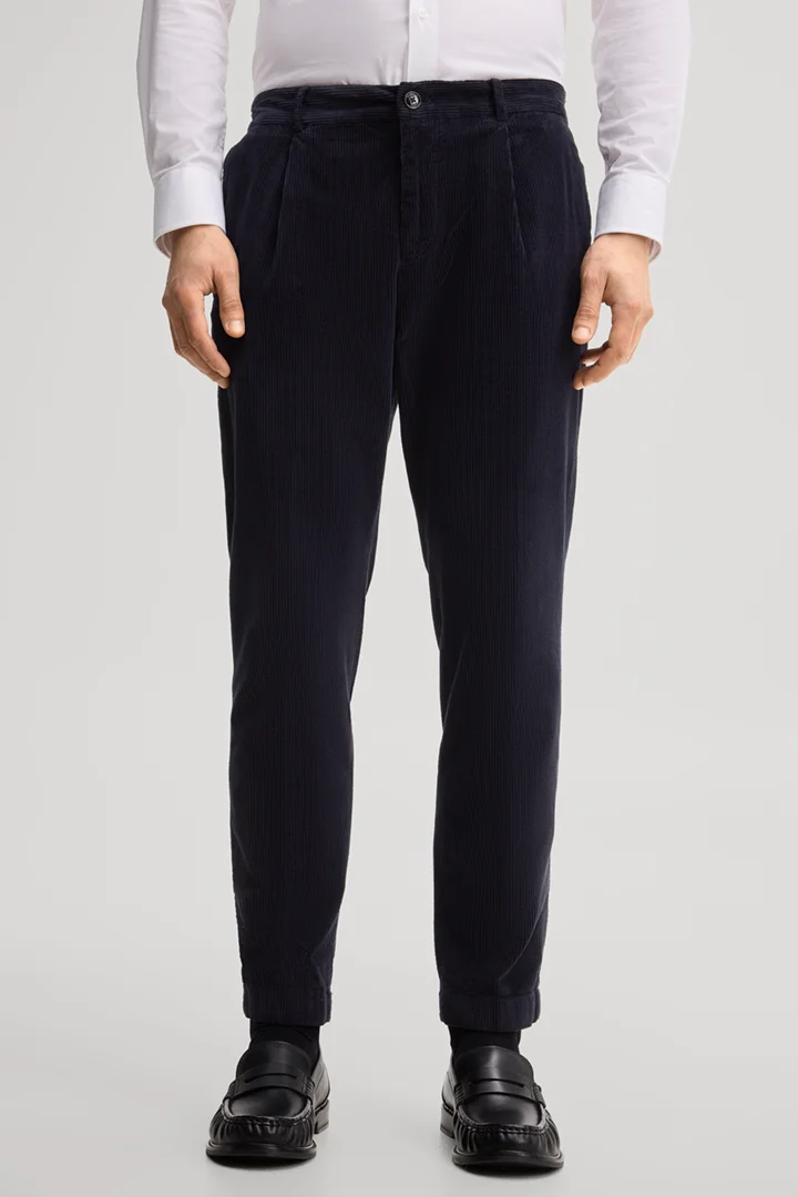 Leads to product detail page "Pleated trousers in navy"