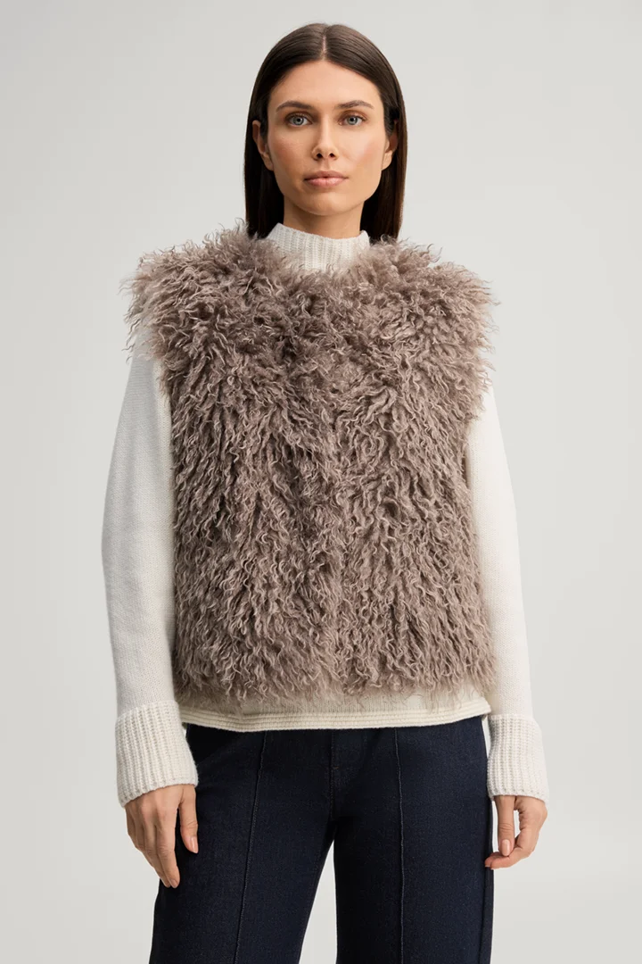 Leads to product detail page "Faux fur waistcoat in greige"