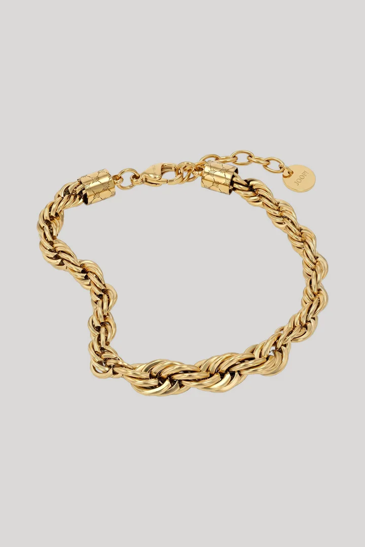Leads to product detail page "Gold bracelet"