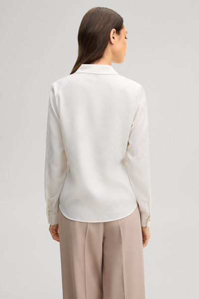 Leads to product detail page "Cornflower-coloured shirt in ecru"