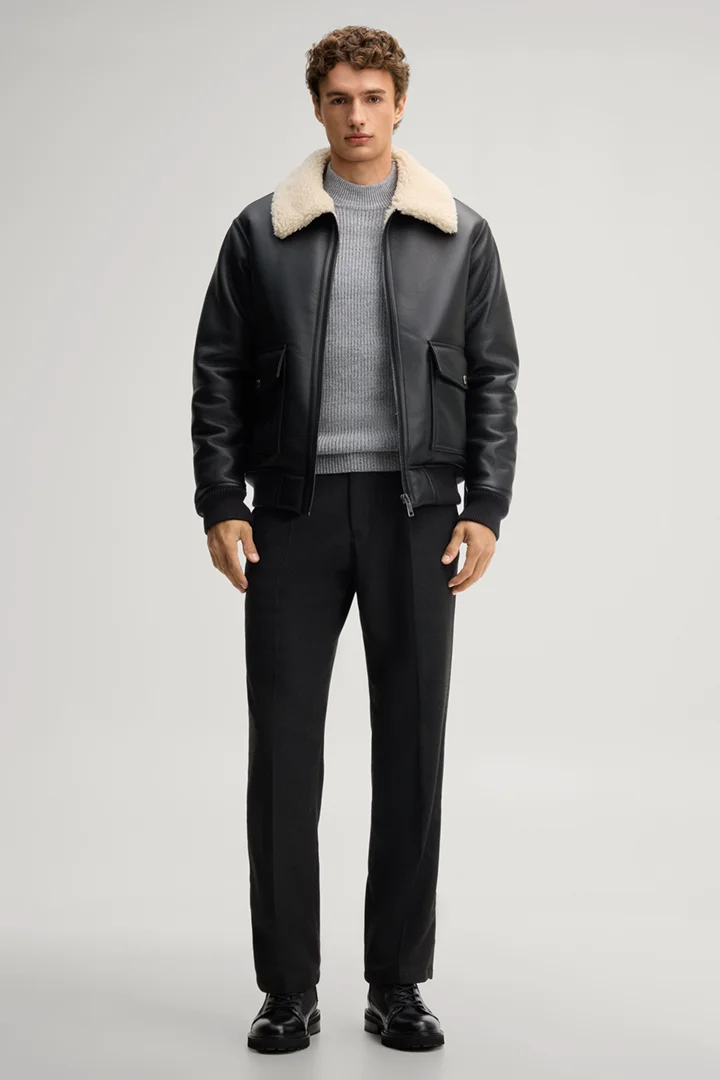 Leads to product detail page "Black pleated trousers"