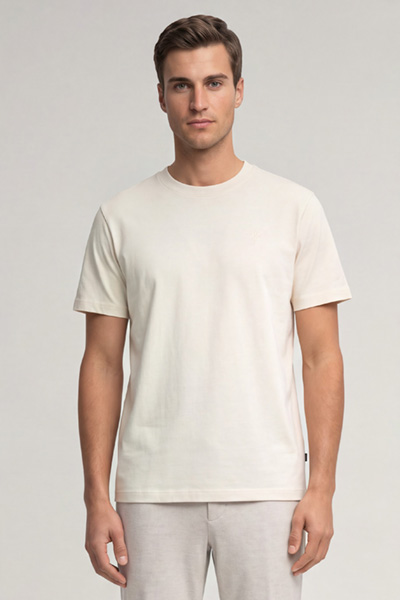 Leads to product detail page "Priamo T-shirt in Off-white"