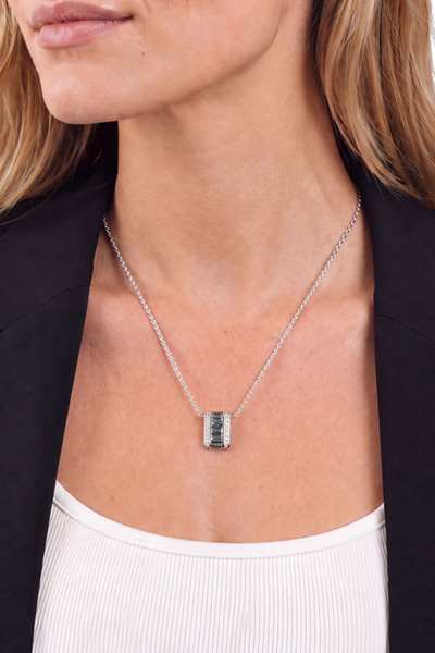Leads to product detail page "Silver necklace with pendant"