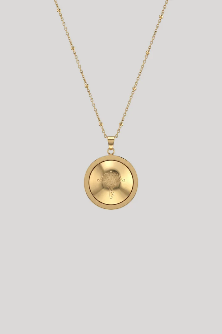 Leads to product detail page "Gold necklace with pendant"