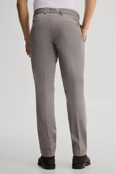 Leads to product detail page "Trousers in light brown"