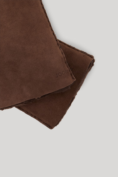 Leads to product detail page "Dark brown lambskin gloves"