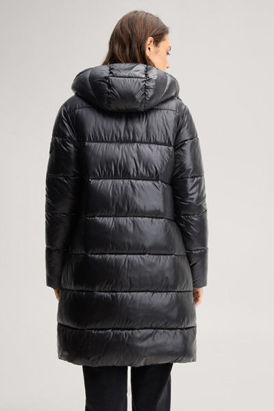 Führt zu Produktdetailseite „Black quilted coat with hood"