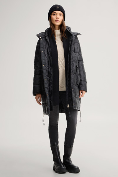 Leads to product detail page "Black patterned cornflower quilted coat with hood"