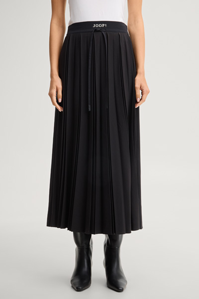 Leads to product detail page "Black flannel midi skirt"