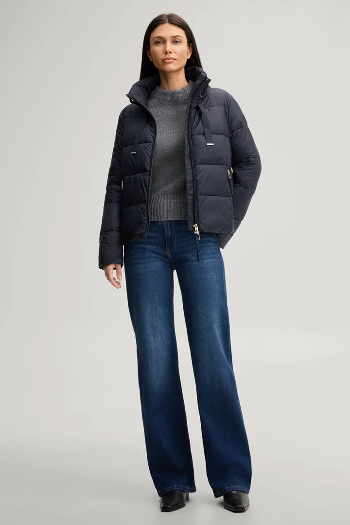 Leads to product detail page "Quilted jacket with a stand-up collar in navy"