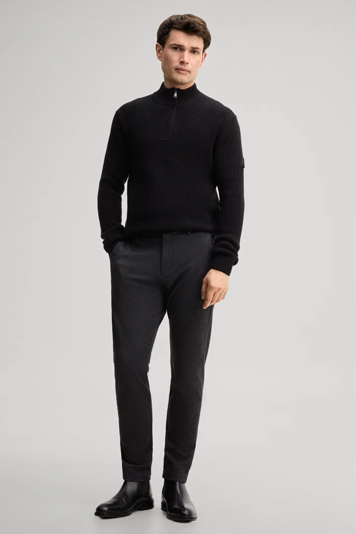 Leads to product detail page "Viscose-blend chinos in anthracite"