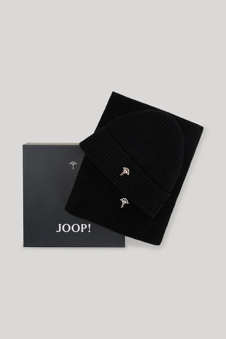 Leads to product detail page "Wool-blend set: hat and scarf in black"