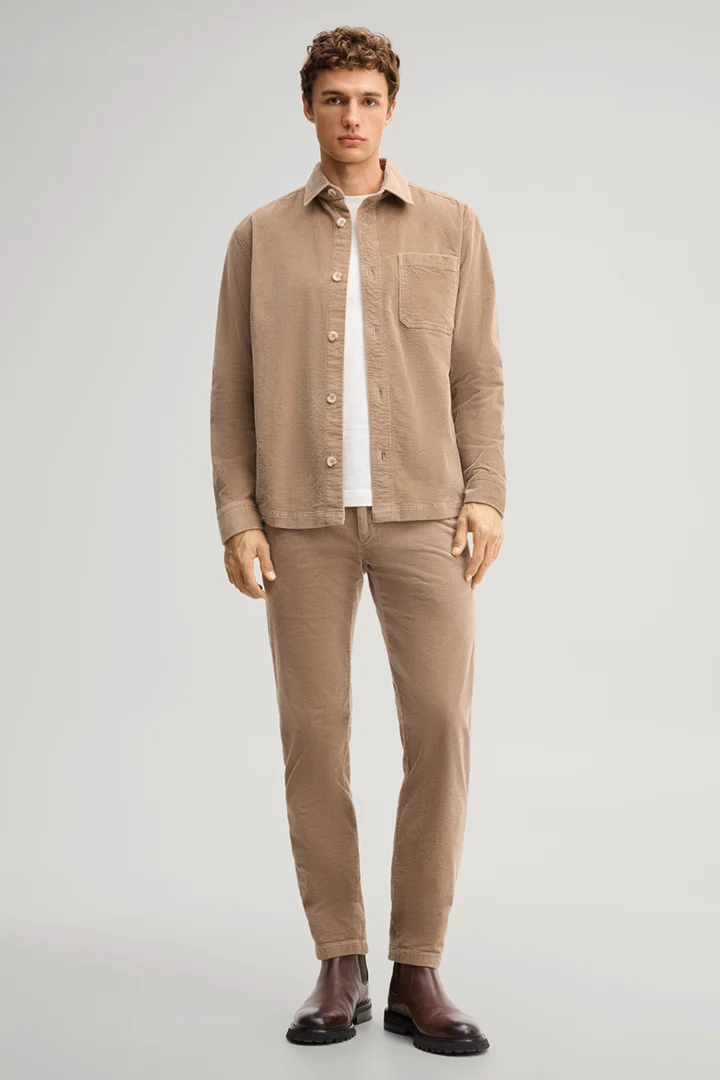 Führt zu Produktdetailseite „Cord-Overshirt in Braun"