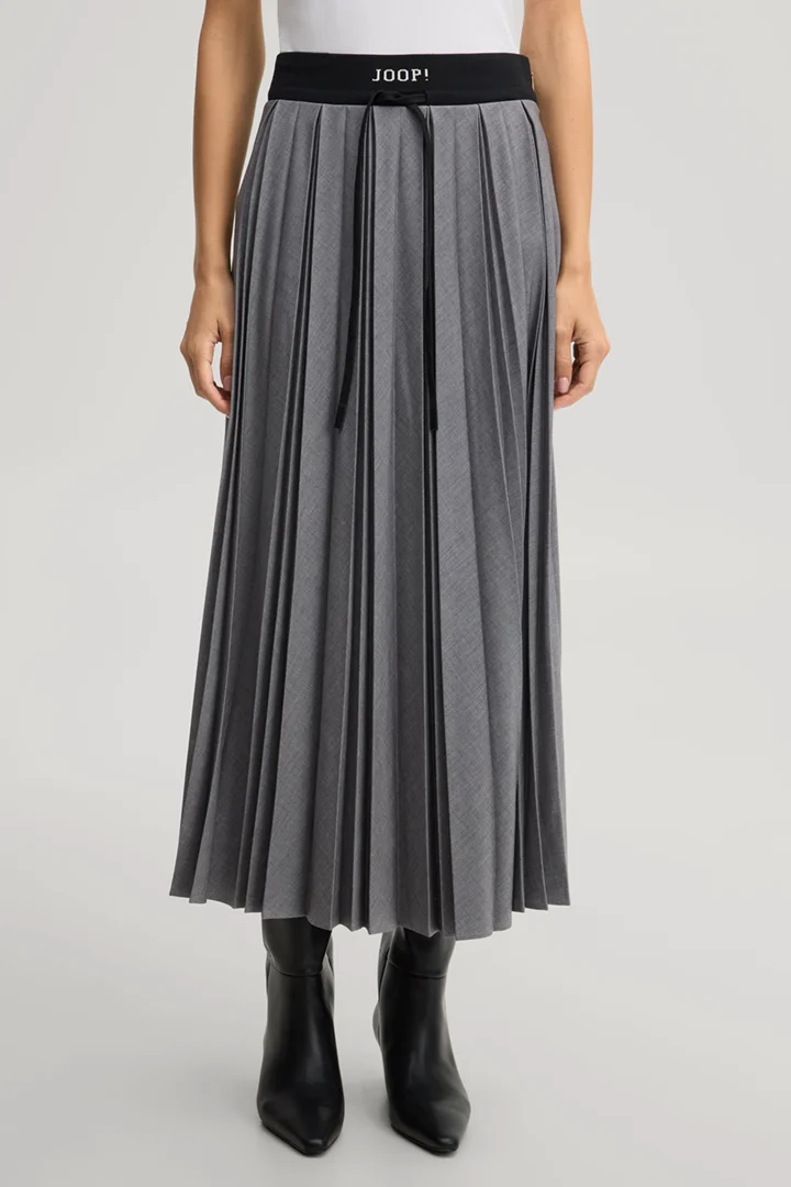Leads to product detail page "Midi flannel skirt in marl grey"