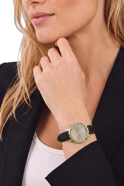 Leads to product detail page "Women’s gold wristwatch"
