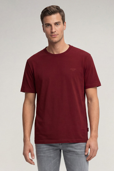 Leads to product detail page "T-shirt with a logo print in red"