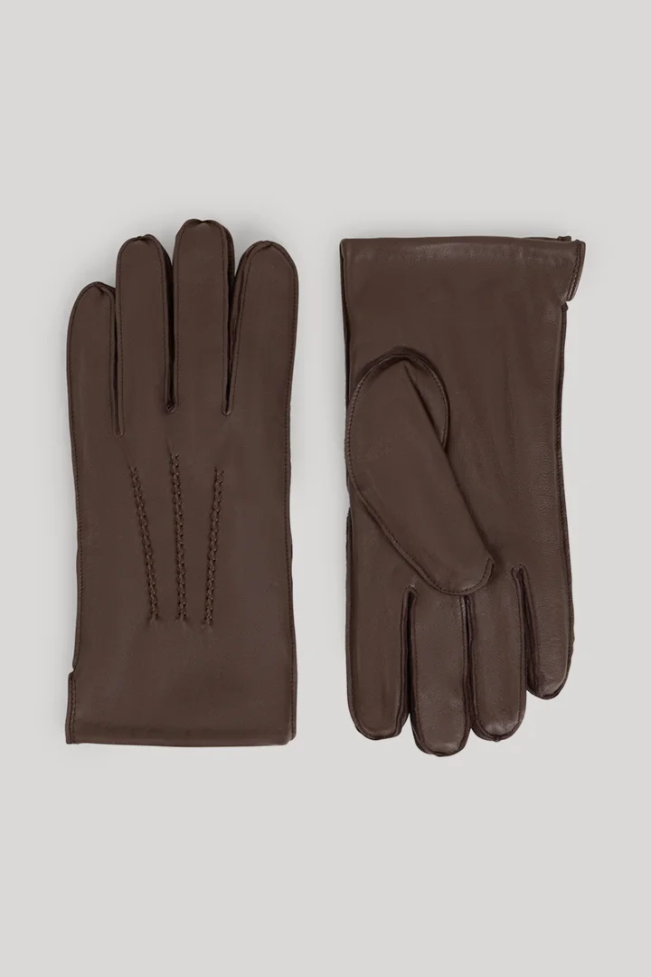 Leads to product detail page "Gloves in Dark Brown"