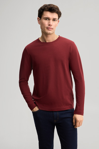 Leads to product detail page "Red cotton longsleeve top"