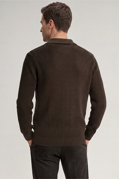 Leads to product detail page "Dark brown jumper"