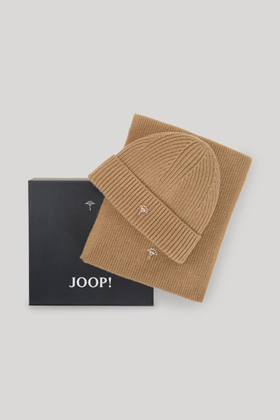 Leads to product detail page "Wool-blend set: hat and scarf in camel"